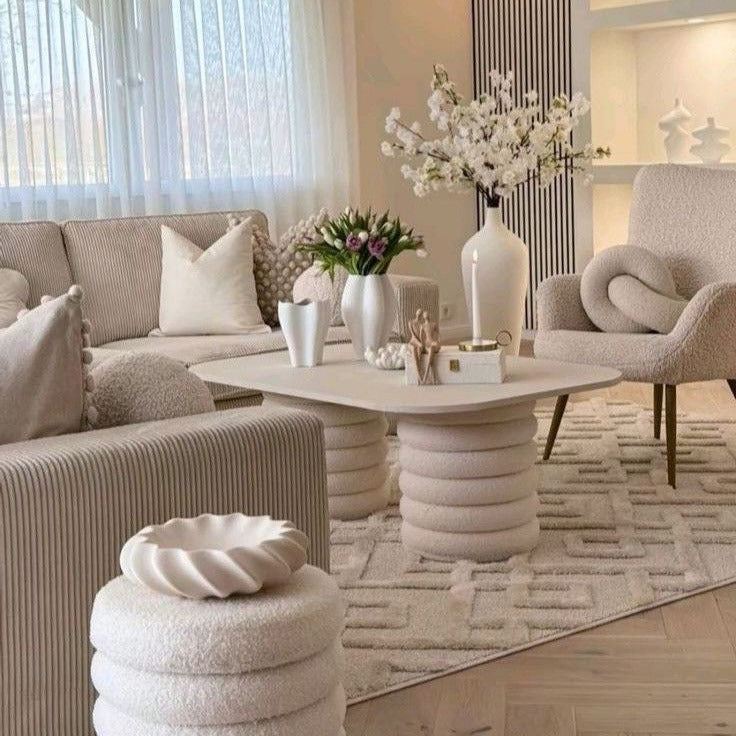 STYLEE | שולחן סלון מודרני עם רגליים מבד בוקלה