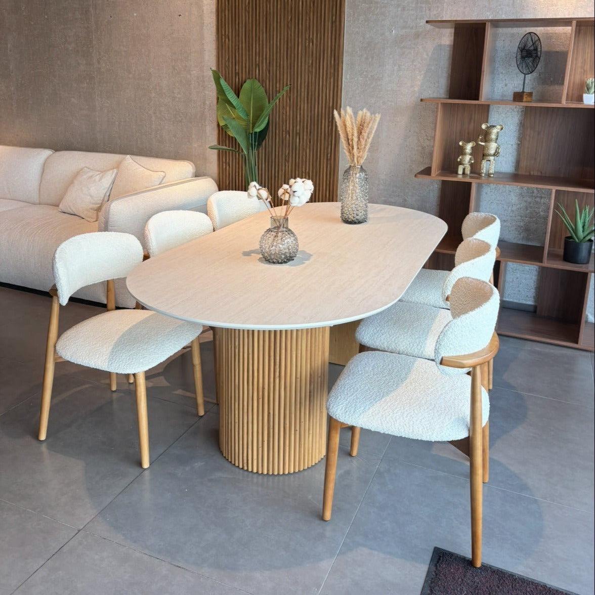 VIKA | כיסא בבד בוקלה עם רגלי עץ אלון