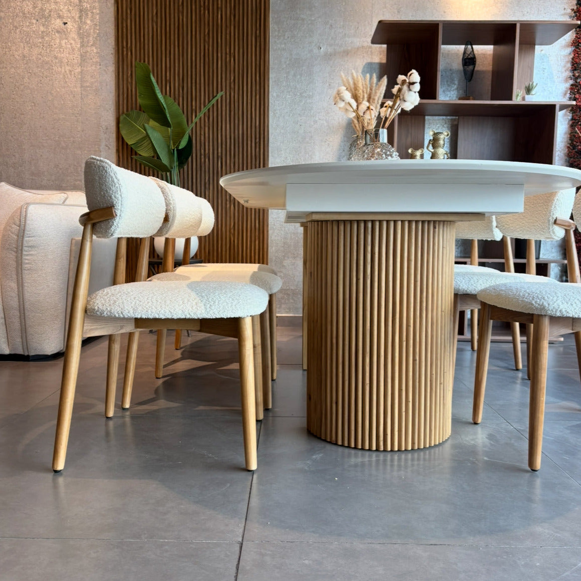 VIKA | כיסא בבד בוקלה עם רגלי עץ אלון