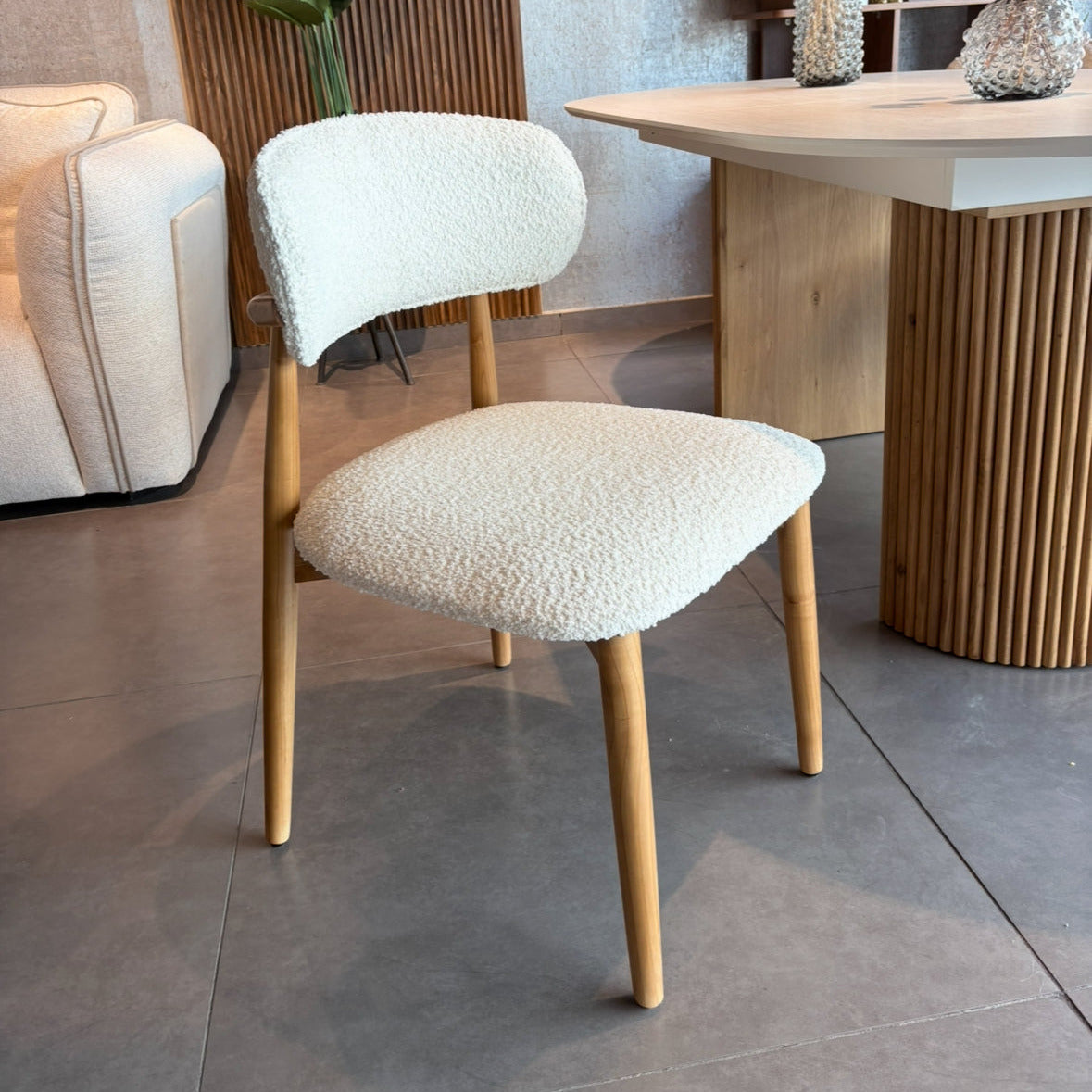 VIKA | כיסא בבד בוקלה עם רגלי עץ אלון