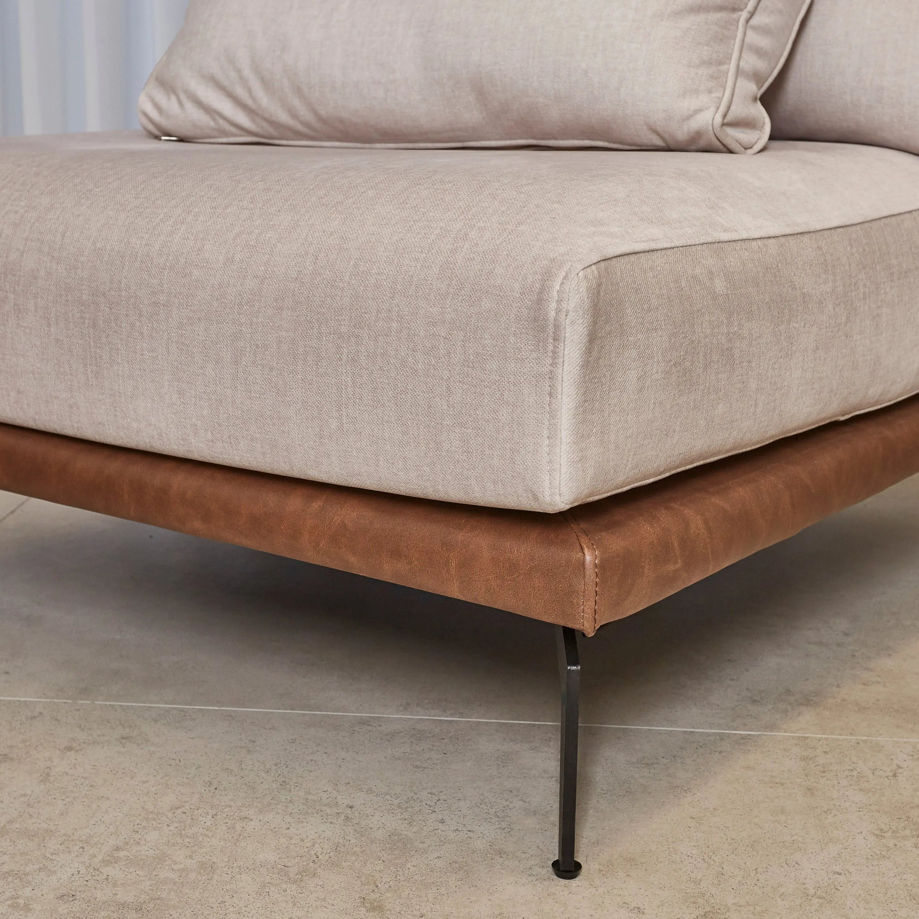 NAVO | כורסא בוקלה מודרנית ולבנה לסלו עם דמוי עור - ZVZstyle