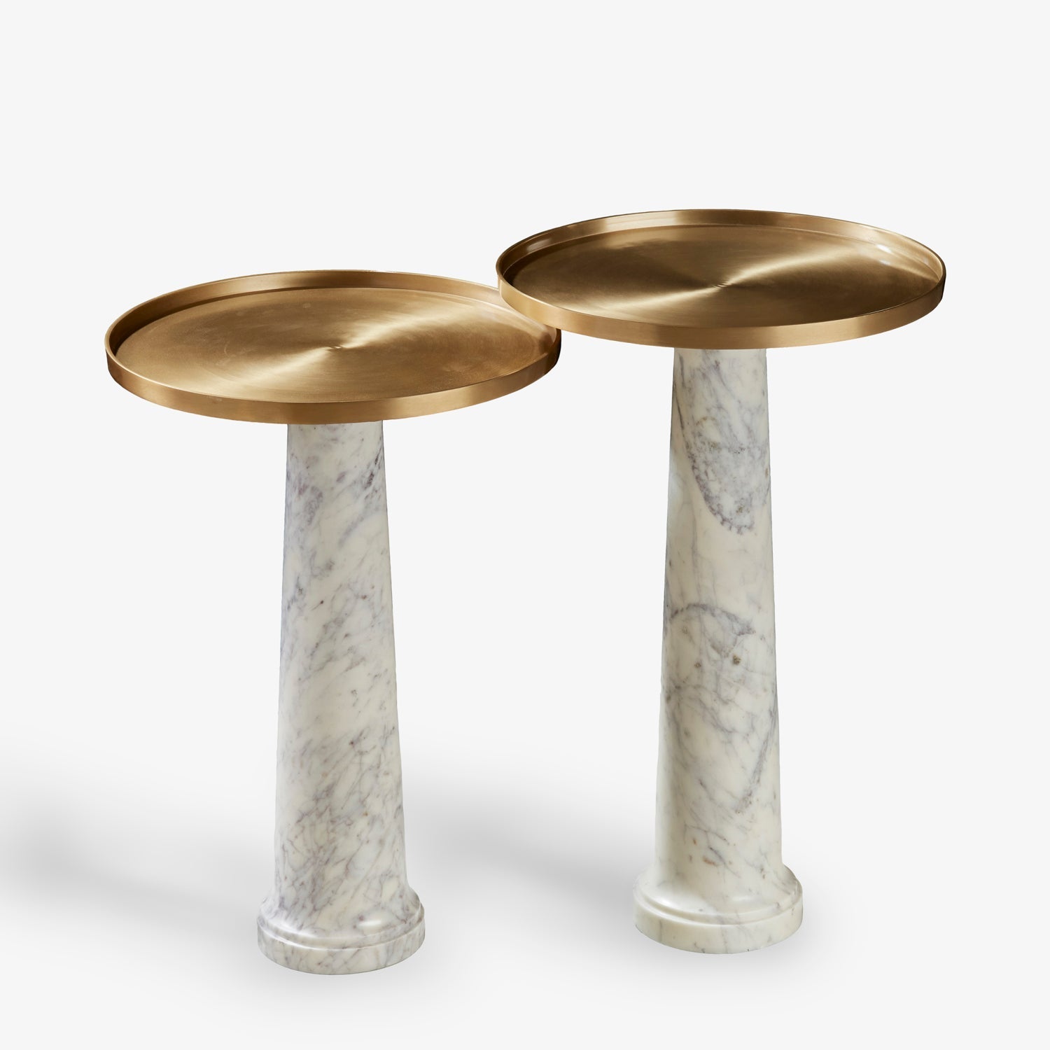 LIZI | סט של שני שולחנות צד משיש לבן בשילוב מתכת זהב 2