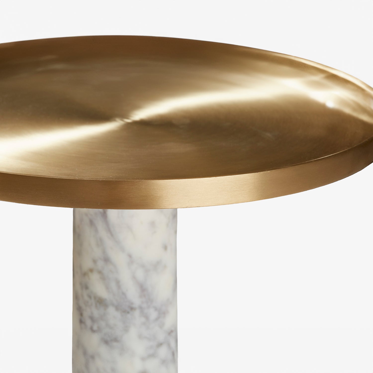 LIZI | סט של שני שולחנות צד משיש לבן בשילוב מתכת זהב 2