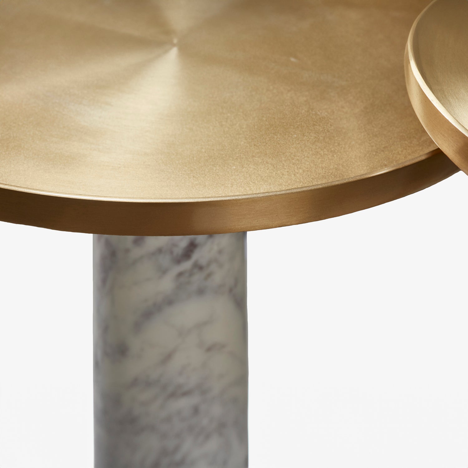 LIZI | סט של שני שולחנות צד משיש לבן בשילוב מתכת זהב 2