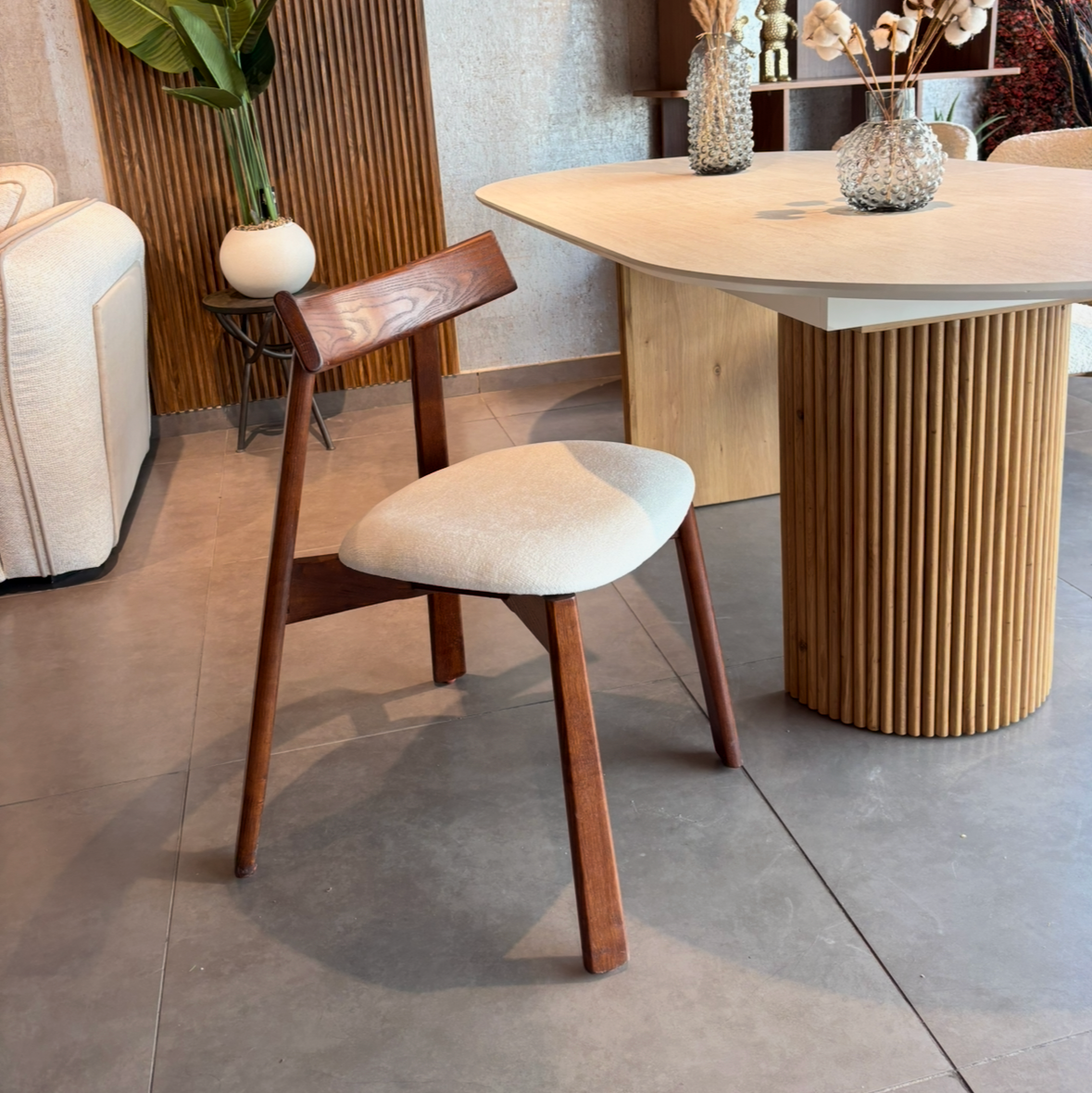 ROKI | כיסא דקורטיבי עם רגלי עץ אגוז