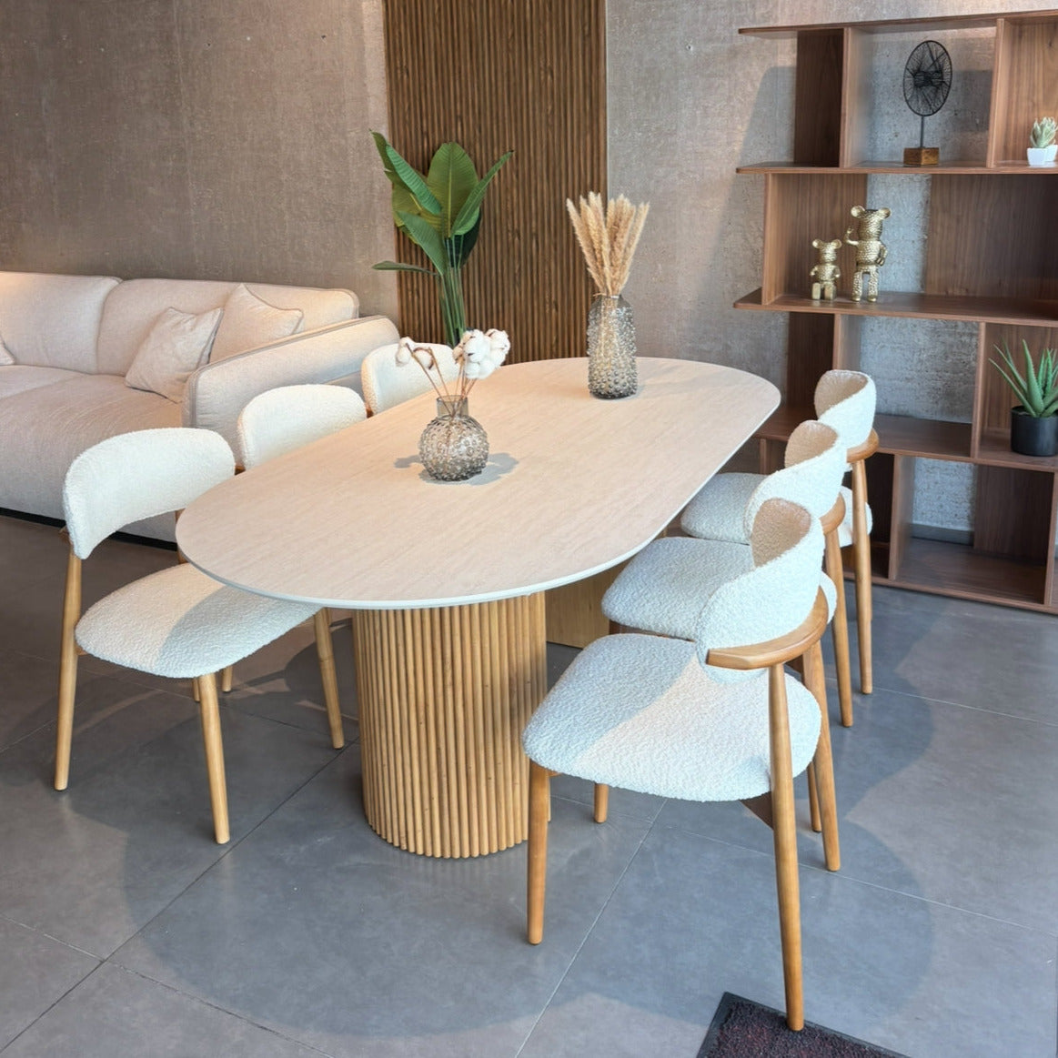 VIKA | כיסא בבד בוקלה עם רגלי עץ אלון