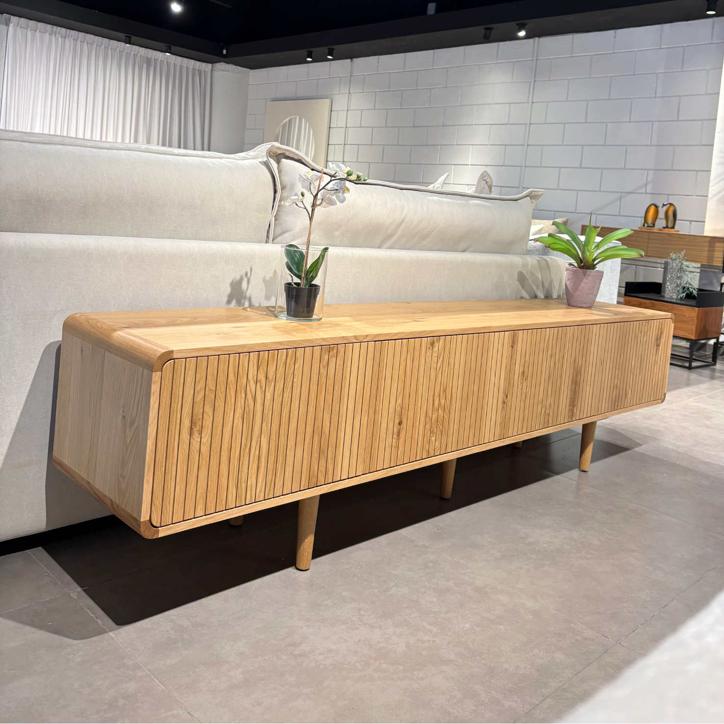 MOKI | מזנון עץ אלון בעיצוב מינימליסטי