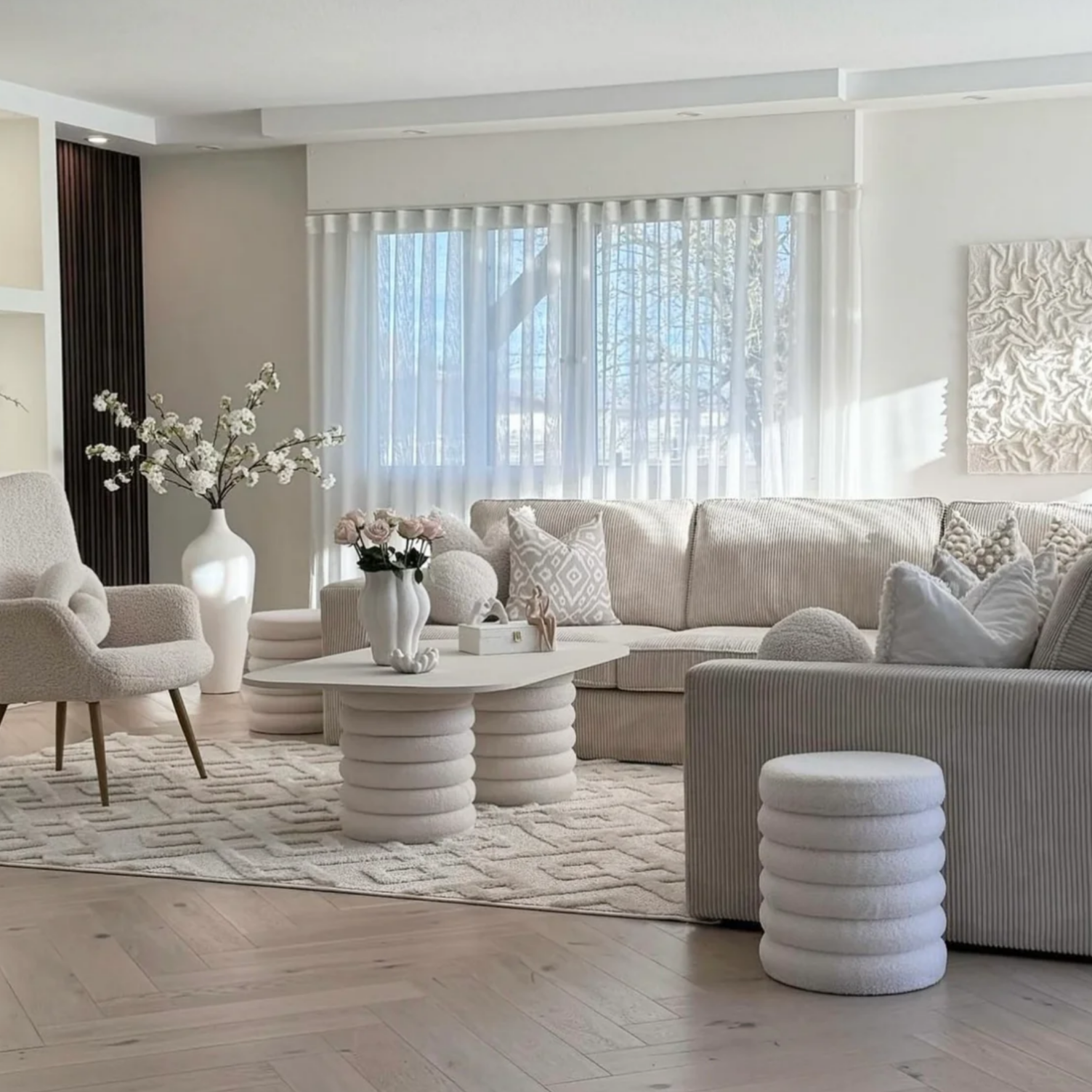 STYLEE | שולחן סלון מודרני עם רגליים מבד בוקלה